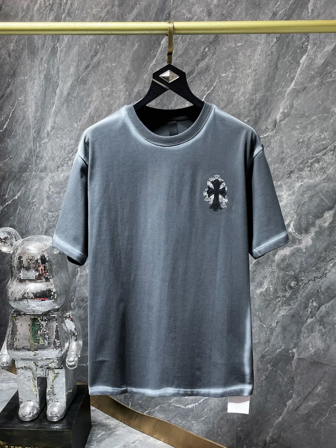 P170 New Chrome Hearts 25ss for summer. High-weight, environmentally friendly and high-quality top-grade fabric. 260g~285g. Short sleeves with Chrome cross and leather printing technology. High version embroidery➕leather version. Counter synchronization. Re-engraved version 1:1. Recommended colors: gray black. Size: S, M, L, XL.